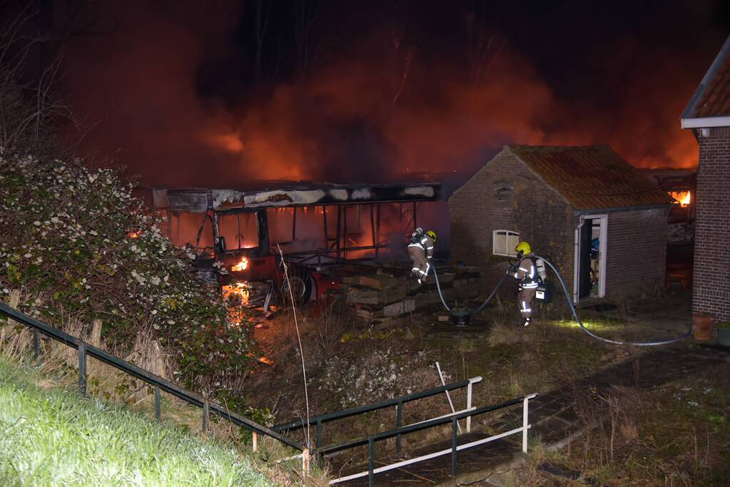 Bussen in brand bij Firma Maliepaard