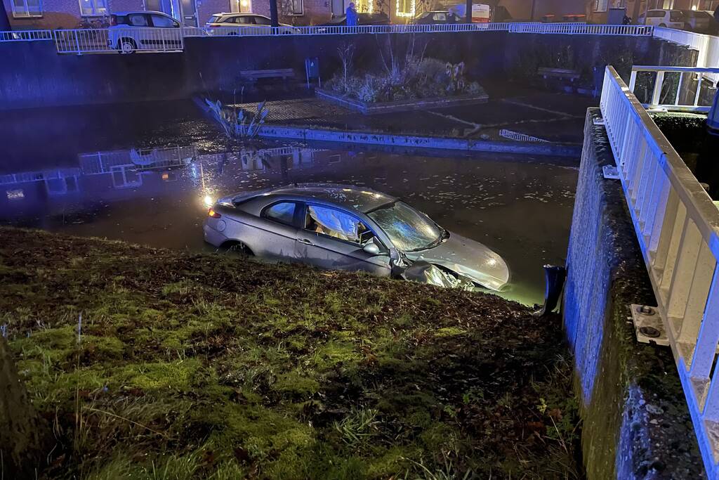 Auto belandt in sloot, inzittenden gevlucht