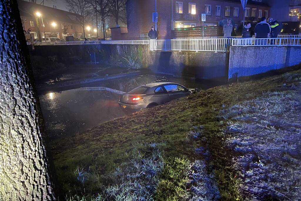 Auto belandt in sloot, inzittenden gevlucht