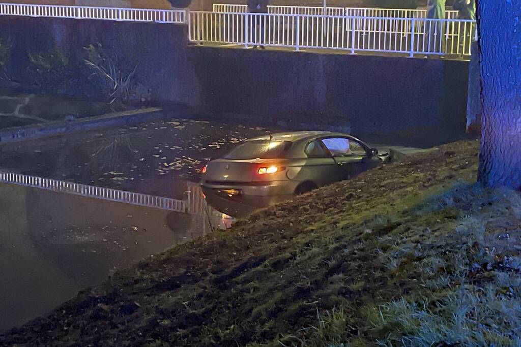 Auto belandt in sloot, inzittenden gevlucht