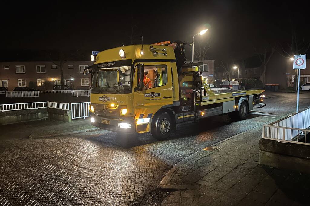 Auto belandt in sloot, inzittenden gevlucht