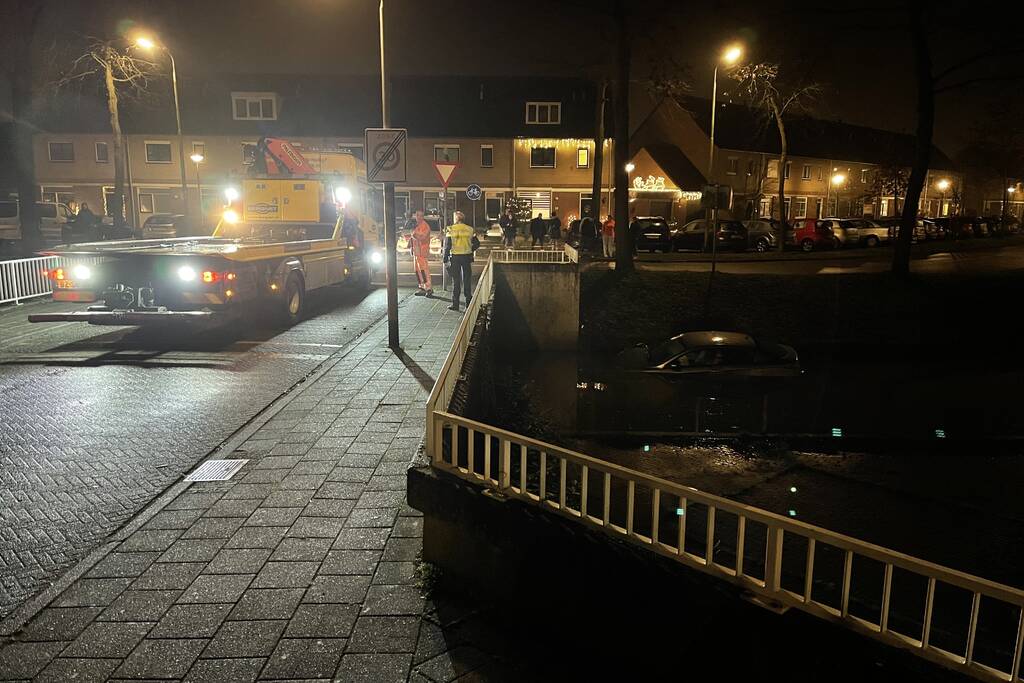 Auto belandt in sloot, inzittenden gevlucht