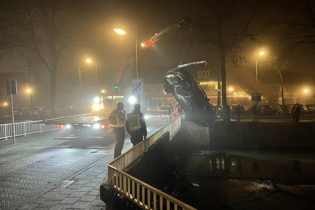 Auto belandt in sloot, inzittenden gevlucht