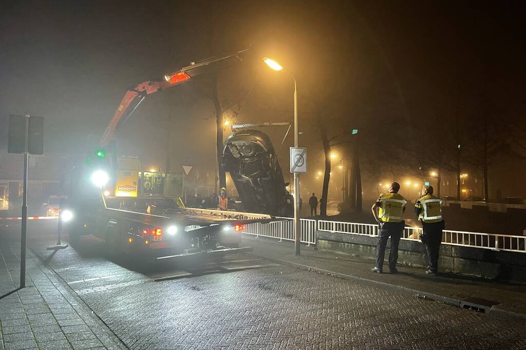 Auto belandt in sloot, inzittenden gevlucht