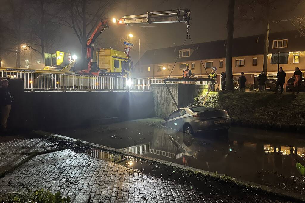 Auto belandt in sloot, inzittenden gevlucht