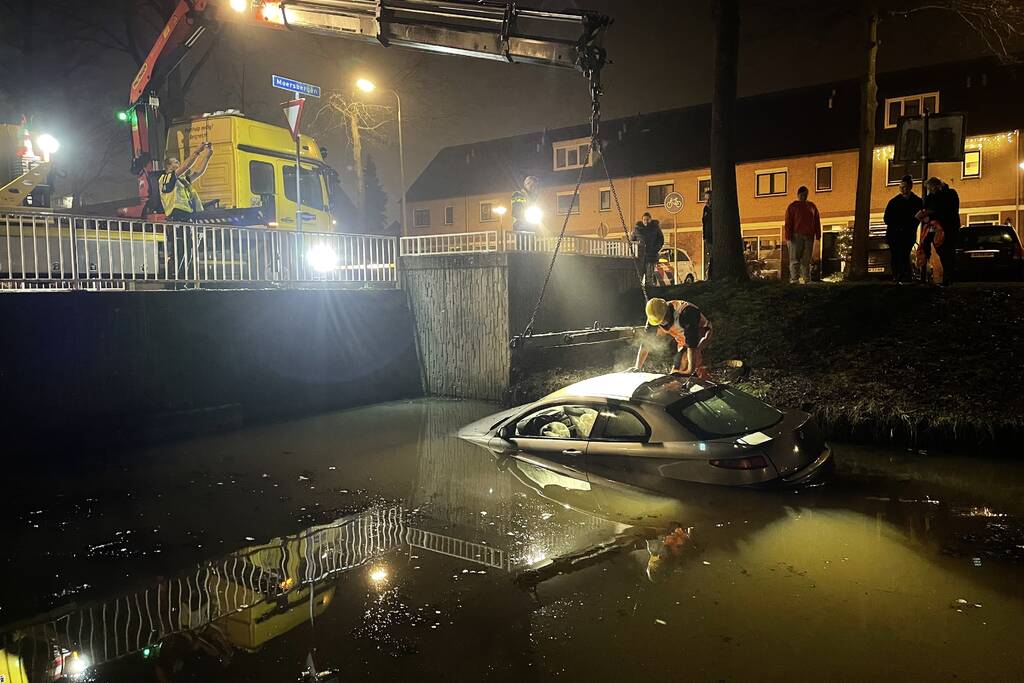 Auto belandt in sloot, inzittenden gevlucht