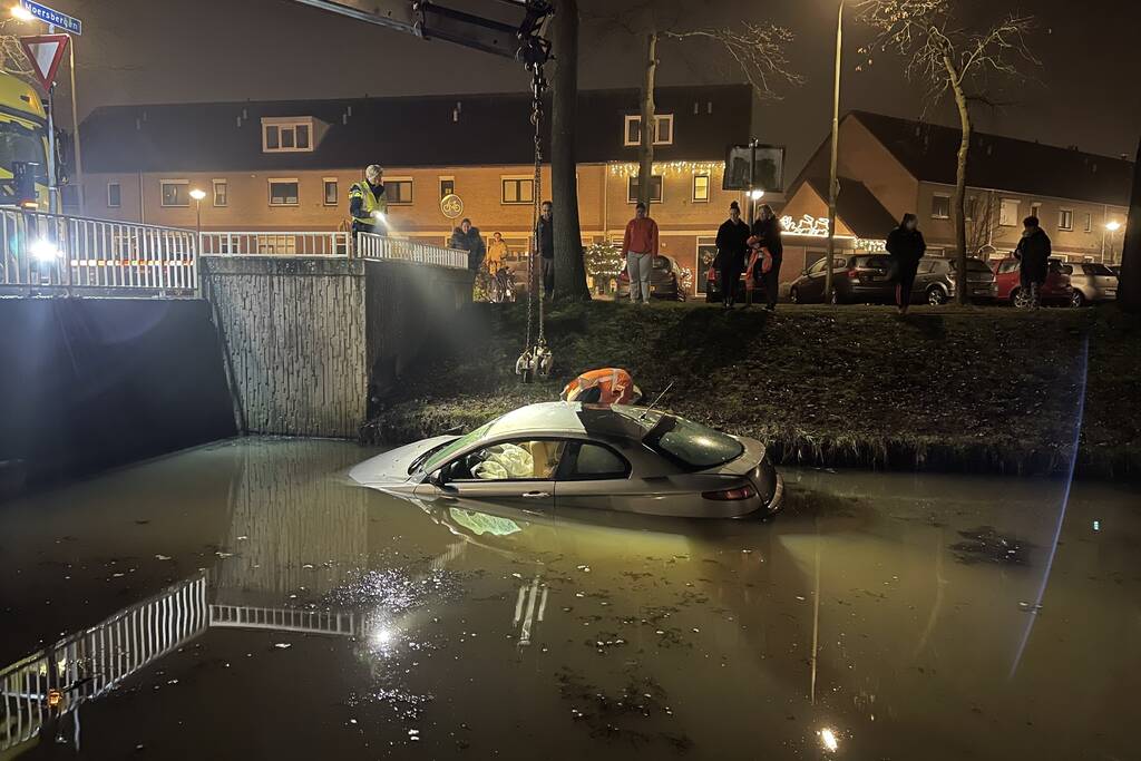 Auto belandt in sloot, inzittenden gevlucht