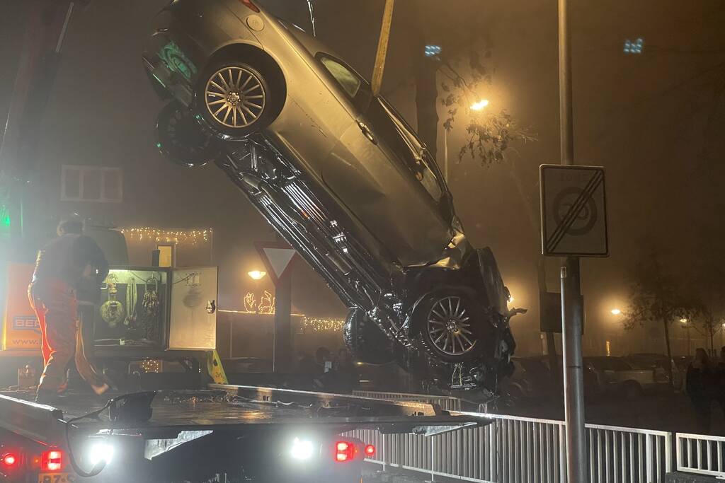 Auto belandt in sloot, inzittenden gevlucht