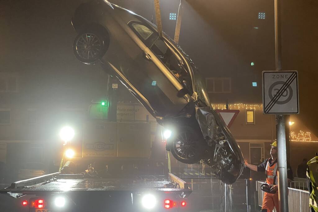 Auto belandt in sloot, inzittenden gevlucht