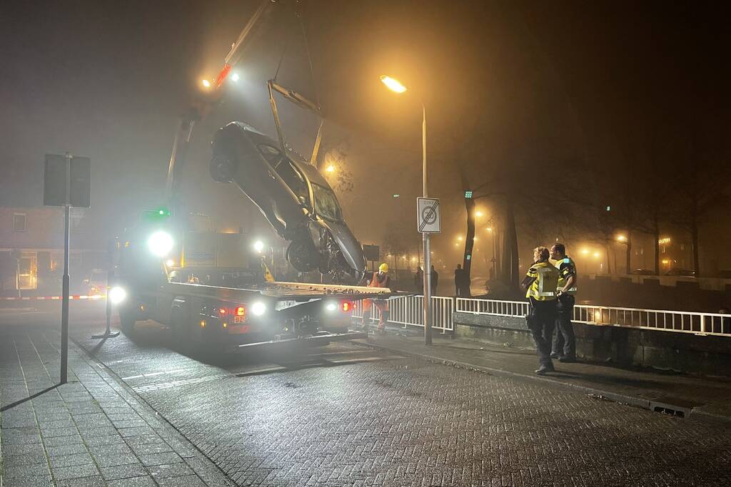 Auto belandt in sloot, inzittenden gevlucht