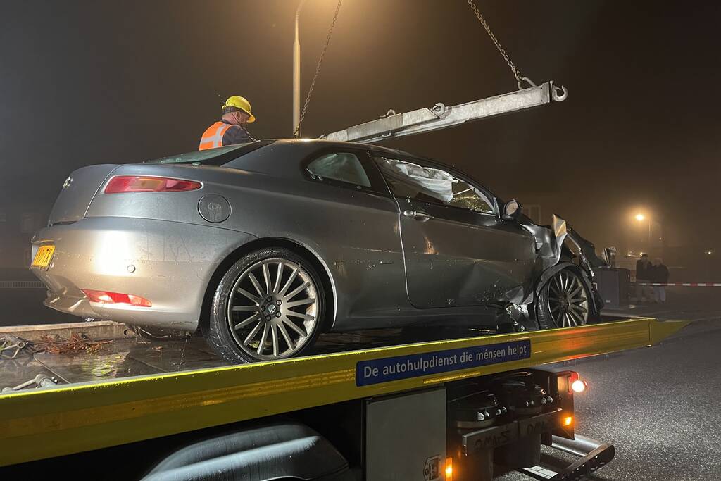 Auto belandt in sloot, inzittenden gevlucht