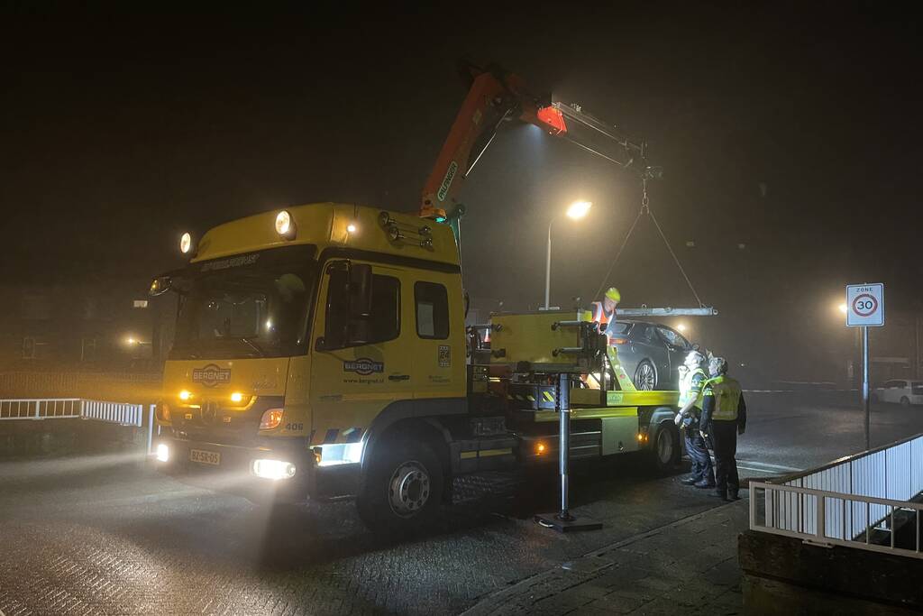 Auto belandt in sloot, inzittenden gevlucht