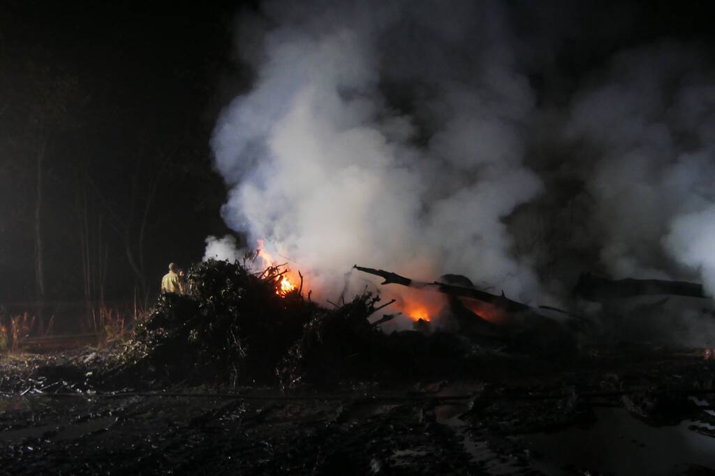 Flinke rookpluimen bij aangestoken buitenbrand