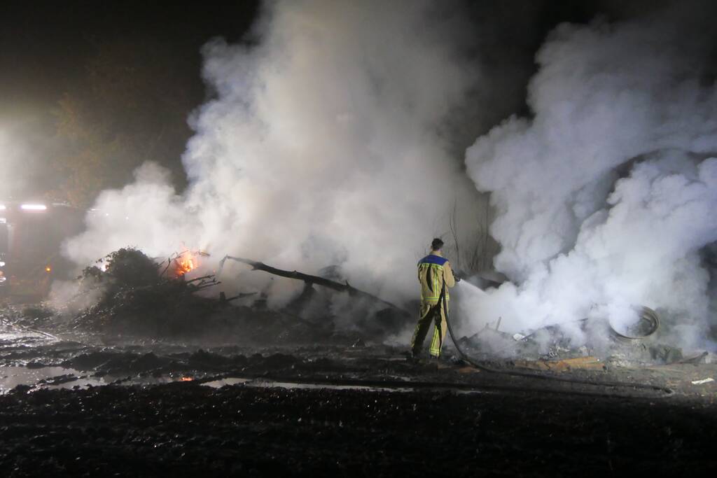 Flinke rookpluimen bij aangestoken buitenbrand