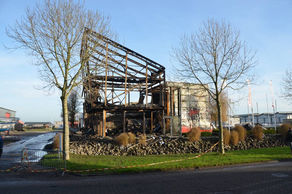 Uitslaande brand bij loods van botenbouwer