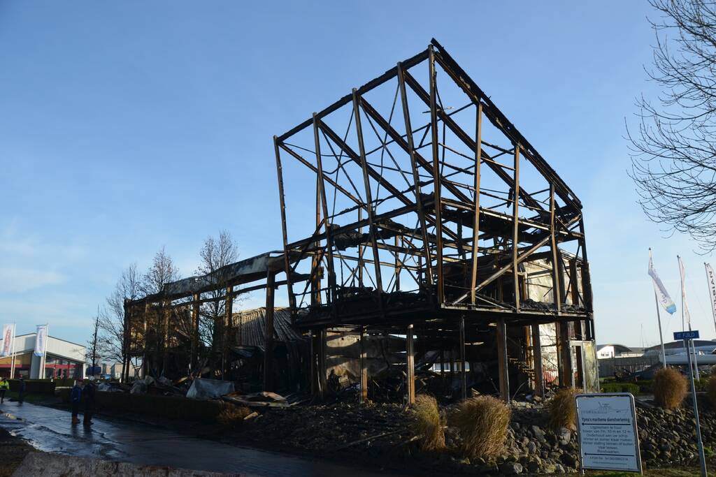Uitslaande brand bij loods van botenbouwer
