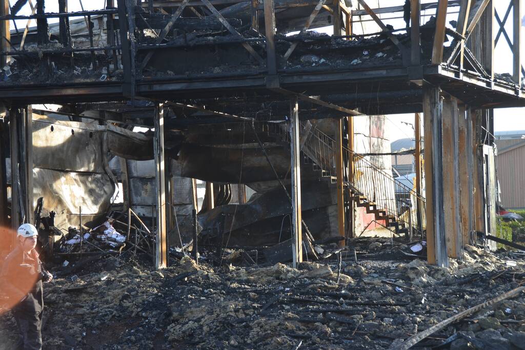 Uitslaande brand bij loods van botenbouwer