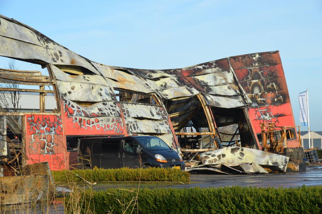 Uitslaande brand bij loods van botenbouwer