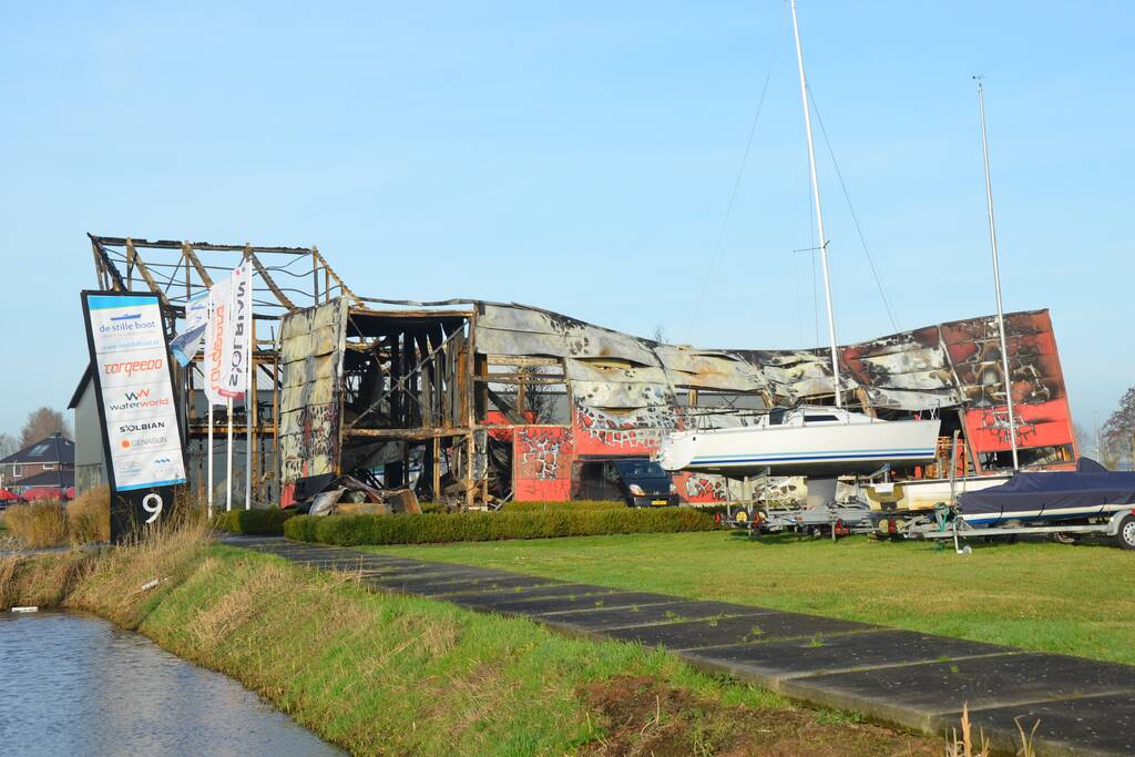 Uitslaande brand bij loods van botenbouwer