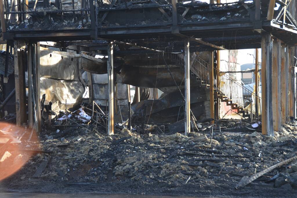 Uitslaande brand bij loods van botenbouwer