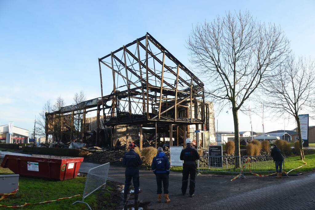 Uitslaande brand bij loods van botenbouwer
