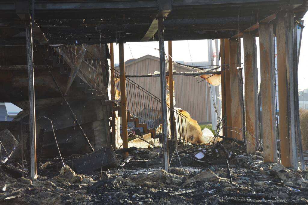 Uitslaande brand bij loods van botenbouwer