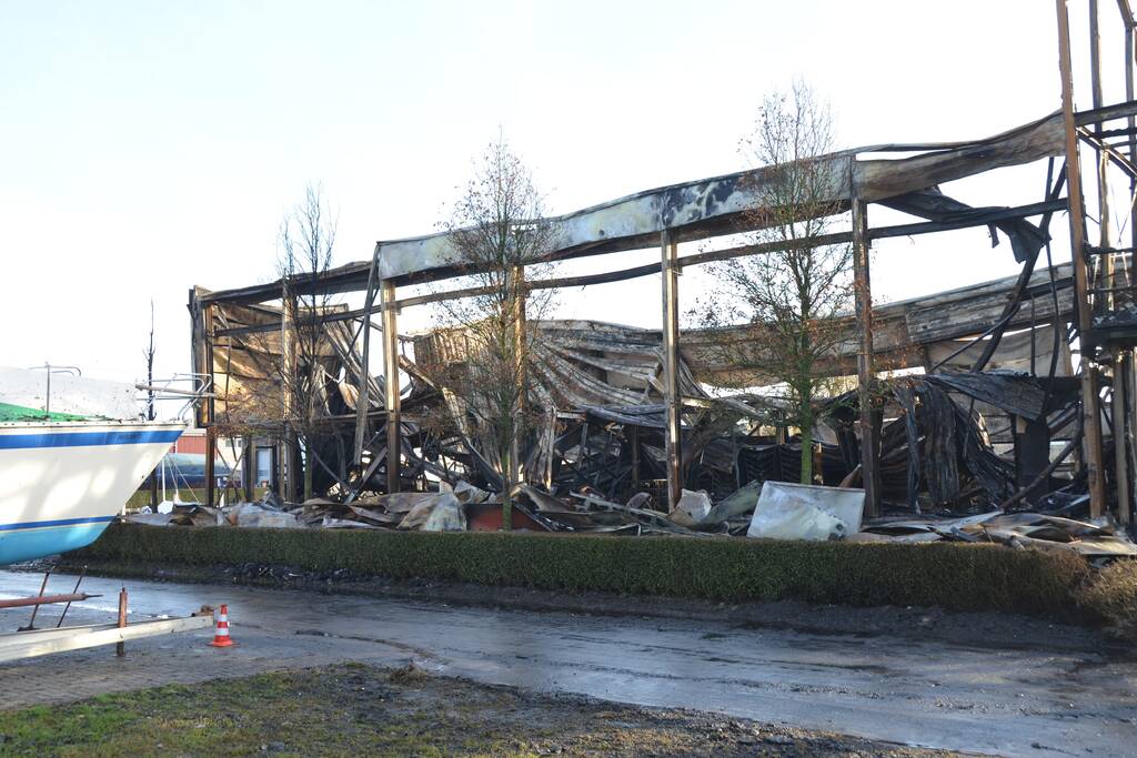 Uitslaande brand bij loods van botenbouwer
