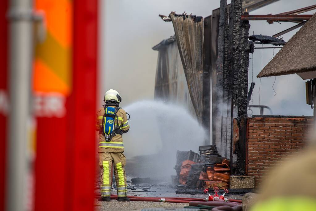 Chalet achter woning verwoest door brand