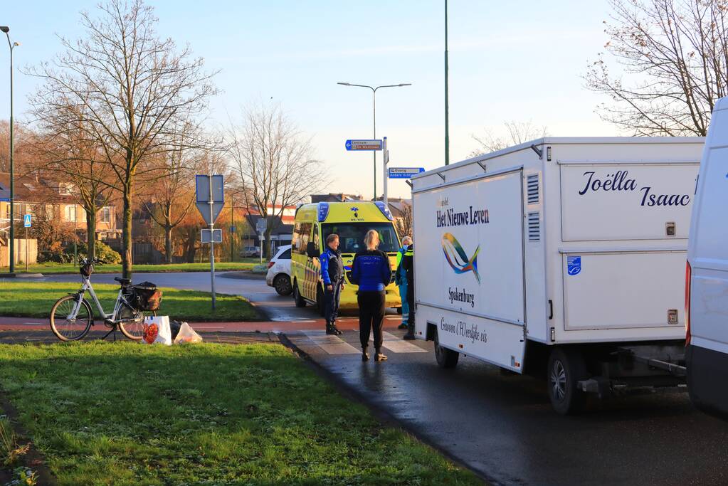 Bestelbus met viskar botst op overstekende e-biker