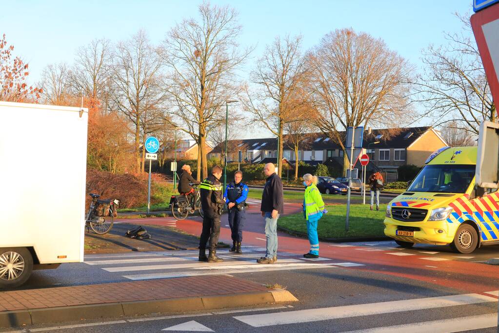 Bestelbus met viskar botst op overstekende e-biker