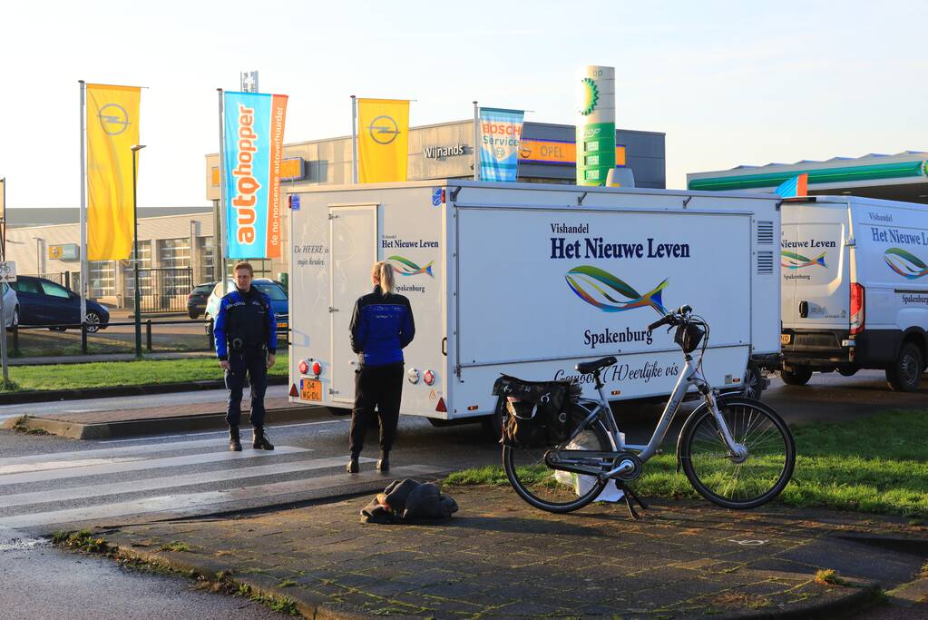 Bestelbus met viskar botst op overstekende e-biker