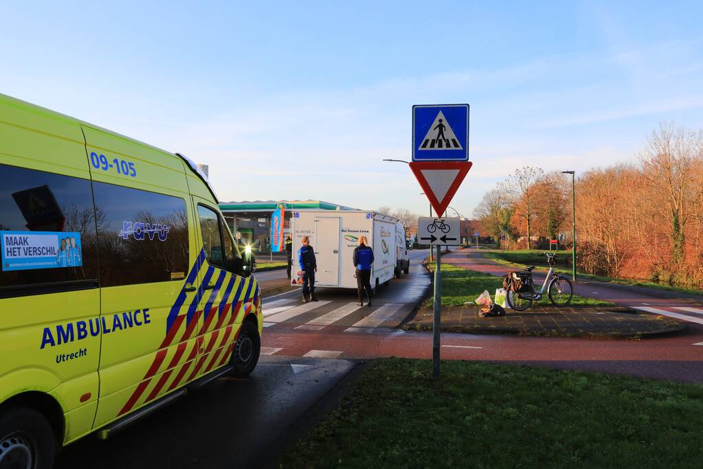 Bestelbus met viskar botst op overstekende e-biker
