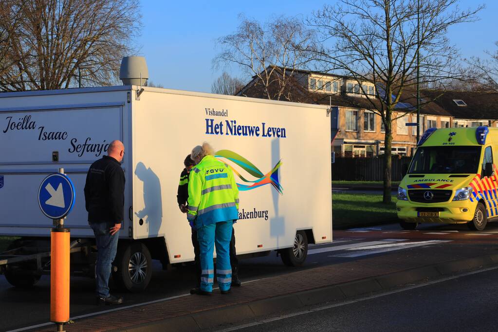 Bestelbus met viskar botst op overstekende e-biker