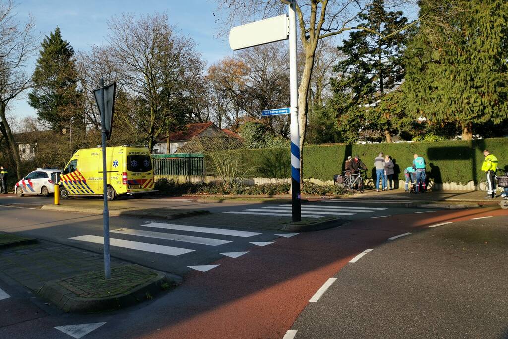 Fietsster gewond bij aanrijding op rotonde
