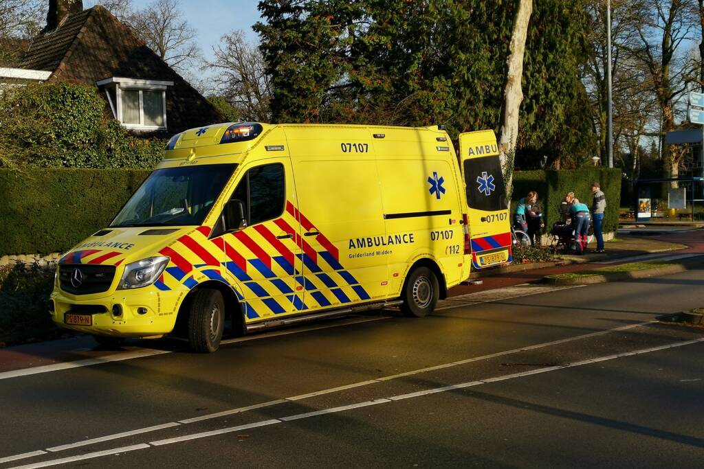 Fietsster gewond bij aanrijding op rotonde
