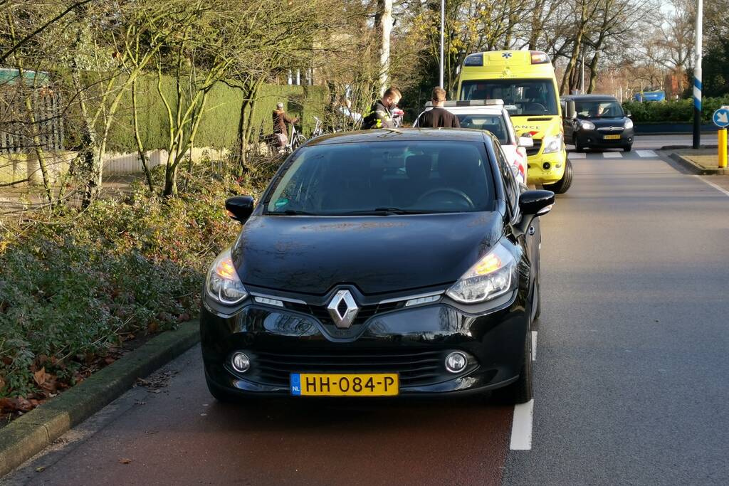 Fietsster gewond bij aanrijding op rotonde