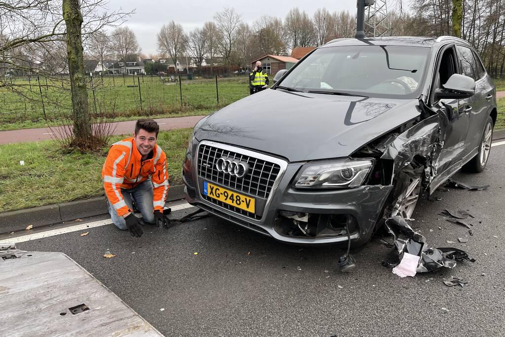 Veel schade na botsing tussen twee auto's