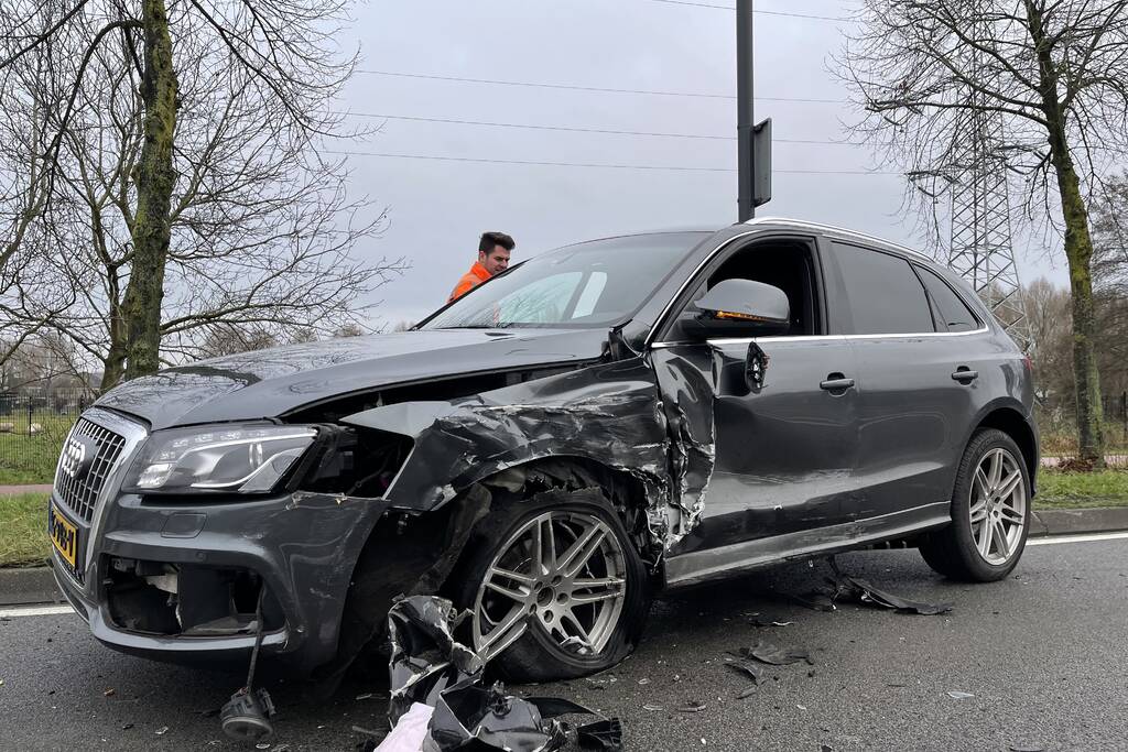 Veel schade na botsing tussen twee auto's
