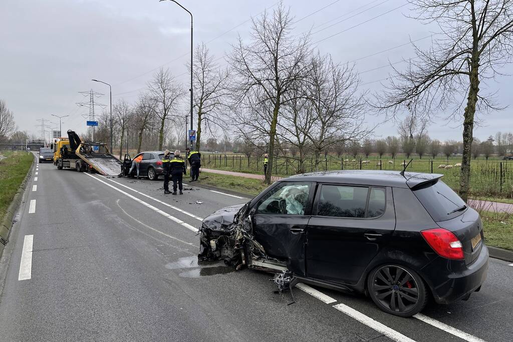 Veel schade na botsing tussen twee auto's