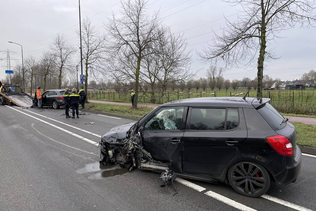Veel schade na botsing tussen twee auto's