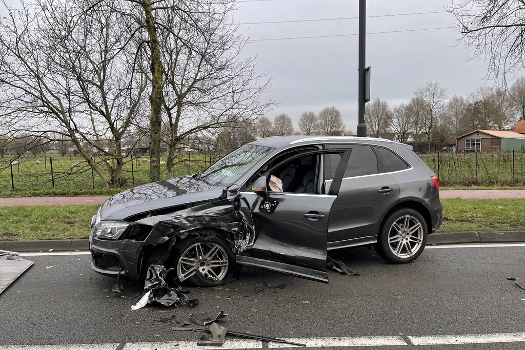 Veel schade na botsing tussen twee auto's