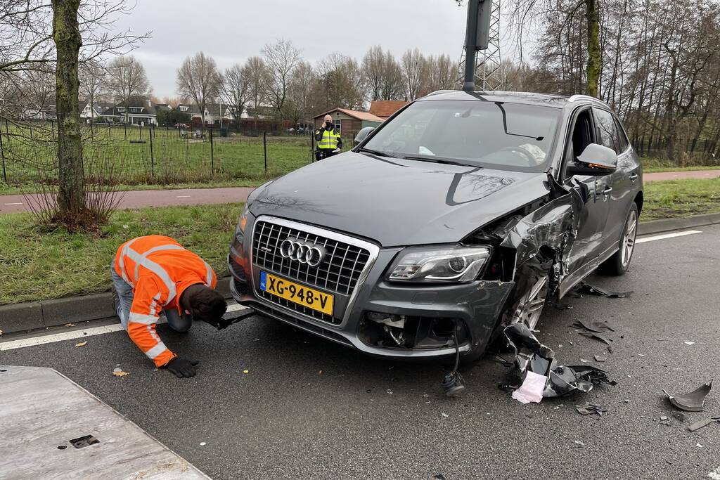Veel schade na botsing tussen twee auto's