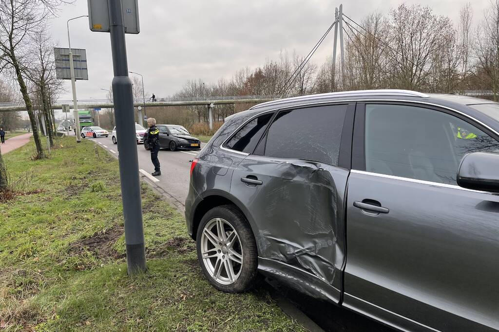 Veel schade na botsing tussen twee auto's