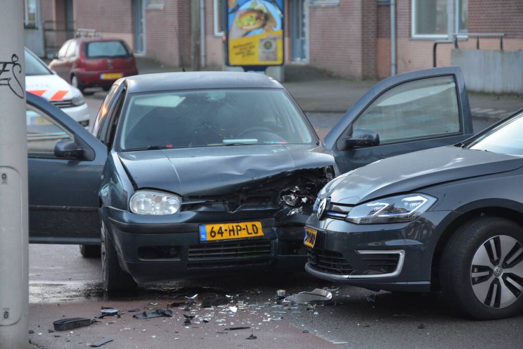 Gewonde bij aanrijding tussen twee voertuigen