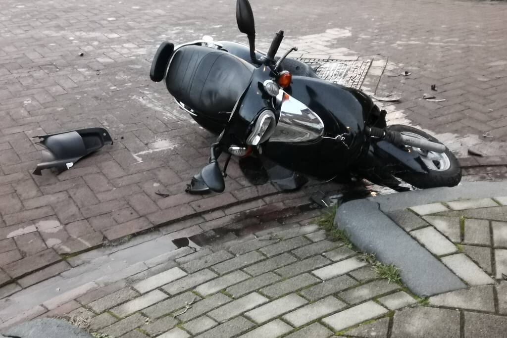 Scooterrijder botst op auto