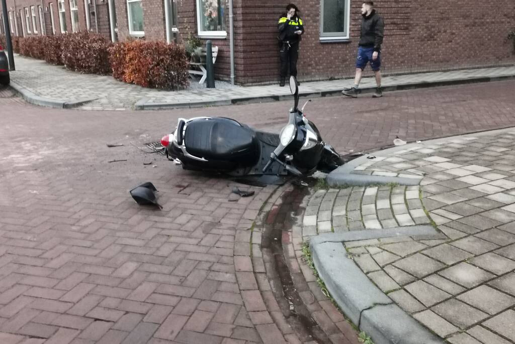 Scooterrijder botst op auto