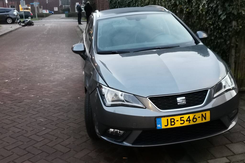 Scooterrijder botst op auto