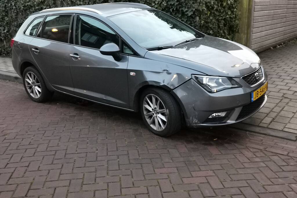 Scooterrijder botst op auto