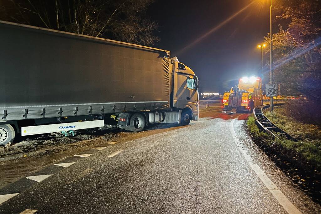 Vrachtwagen rijdt zich vast in zandbak
