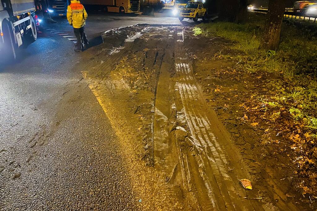 Vrachtwagen rijdt zich vast in zandbak